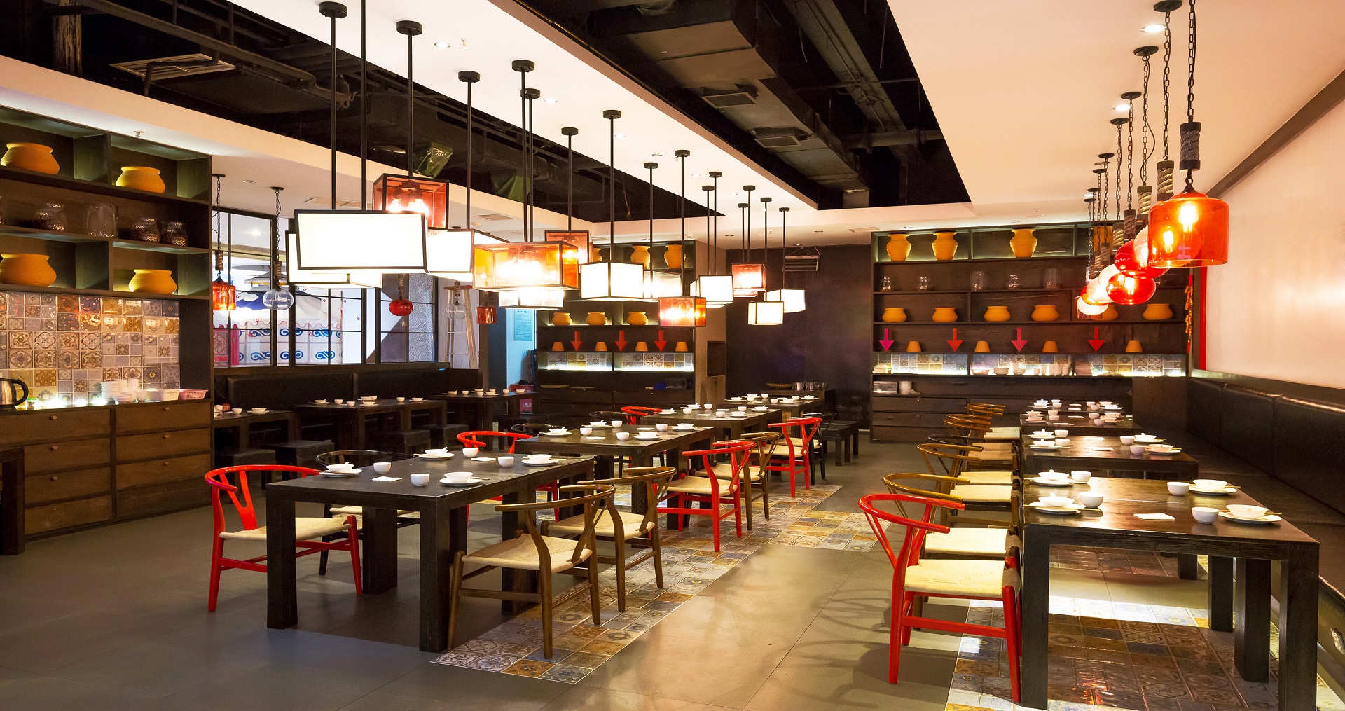 Image of a modern restaurant with tables and chairs
